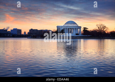 Le lever du soleil sur le Jefferson Memorial au Tidal Basin à Washington DC Banque D'Images