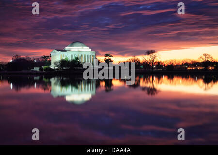 Le lever du soleil sur le Jefferson Memorial au Tidal Basin à Washington DC Banque D'Images