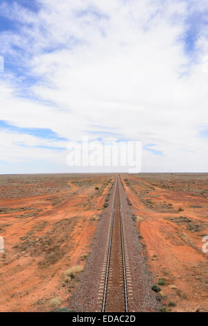 Ligne de chemin de fer entre Coober Pedy et Port Augusta, Stuart Highway, dans le sud de l'Australie Banque D'Images