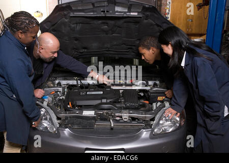 Mécanicien Auto avec les élèves de l'enseignant Banque D'Images