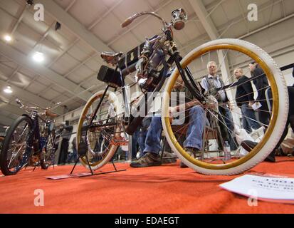 (150104) -- TORONTO, le 4 janvier 2015 (Xinhua)-- Visiteurs regarder une moto faite en 1901 lors de la 39e North American International Motorcycle Supershow à Toronto, Canada, 3 janvier 2015. Comme le plus grand salon de la moto de consommation en Amérique du Nord, l'événement de trois jours a débuté le vendredi affiche plus de 1 000 motos et tire dans plus de 50 000 participants. (Xinhua/Zou Zheng) Banque D'Images