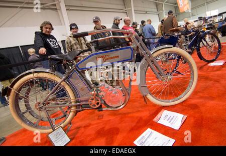 (150104) -- TORONTO, le 4 janvier 2015 (Xinhua)-- Visiteurs regarder une moto faite en 1912 lors de la 39e North American International Motorcycle Supershow à Toronto, Canada, 3 janvier 2015. Comme le plus grand salon de la moto de consommation en Amérique du Nord, l'événement de trois jours a débuté le vendredi affiche plus de 1 000 motos et tire dans plus de 50 000 participants. (Xinhua/Zou Zheng) Banque D'Images