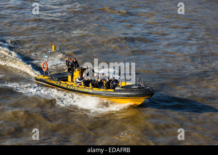 Les touristes profiter d'une balade en bateau sur l'expérience rib tamise la Tamise, Londres, Angleterre, Royaume-Uni Banque D'Images