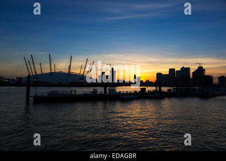 Tamise avec le Millennium Dome, O2 Arena et Canary Wharf, silhouettes au coucher du soleil, Londres, Angleterre, Royaume-Uni Banque D'Images