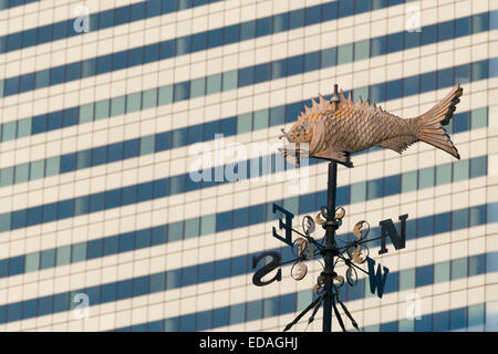 Girouette du marché de poissons de Billingsgate contre les gratte-ciel de la HSBC à Canary Wharf, London, UK Banque D'Images