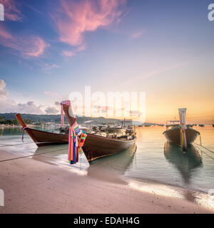 Belle image de coucher de soleil avec ciel coloré et Longtail boat sur la mer plage tropicale. Thaïlande Banque D'Images