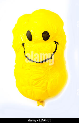 Vieux Ballon, jaune, ratatinée avec friendly smiley face, froissé, engloutie Banque D'Images
