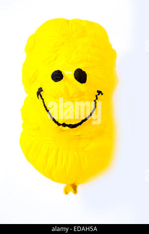 Vieux Ballon, jaune, ratatinée avec friendly smiley face, froissé, engloutie Banque D'Images