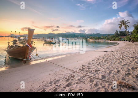 Belle image de coucher de soleil avec ciel coloré et Longtail boat sur la mer plage tropicale. Thaïlande Banque D'Images