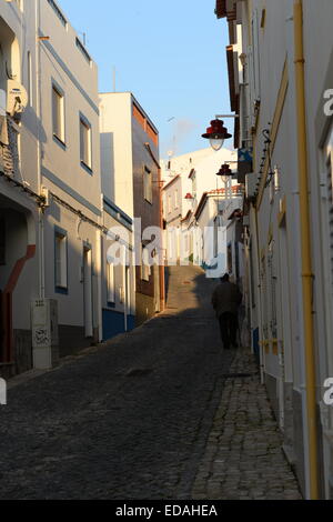 Rue de Pescadores rue pavée à l'ancienne personne dans l'Algarve Banque D'Images