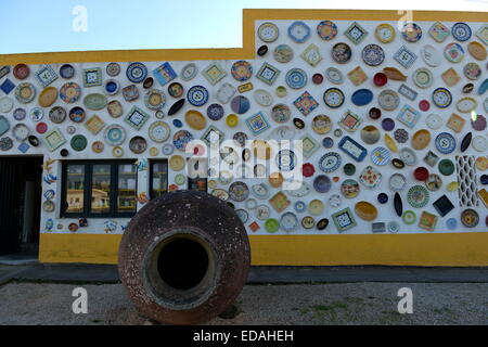 La poterie et céramique multicolores décorent les plaques à l'extérieur de la boutique des artistes à Vila do Bispo de sur l'Algarve Banque D'Images