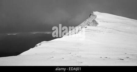 À l'escalade le long de la crête jusqu'au sommet du Blencathra à Keswick dans la neige, dans le Lake District, Cumbria. Banque D'Images