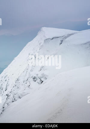 À l'escalade le long de la crête jusqu'au sommet du Blencathra à Keswick dans la neige, dans le Lake District, Cumbria. Banque D'Images