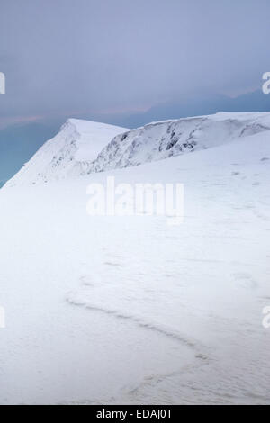 À l'escalade le long de la crête jusqu'au sommet du Blencathra à Keswick dans la neige, dans le Lake District, Cumbria. Banque D'Images