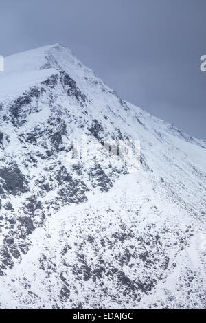 À l'escalade le long de la crête jusqu'au sommet du Blencathra à Keswick dans la neige, dans le Lake District, Cumbria. Banque D'Images