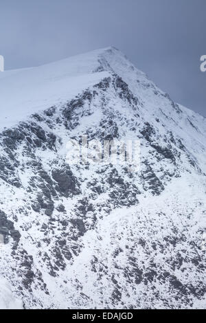 À l'escalade le long de la crête jusqu'au sommet du Blencathra à Keswick dans la neige, dans le Lake District, Cumbria. Banque D'Images