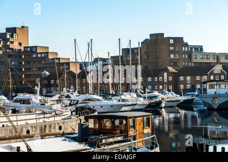 St Katharine Docks quais commerciaux ont été desservant London mais ont été convertis à l'utilisation de loisirs, résidentiel de luxe et bureaux. Banque D'Images