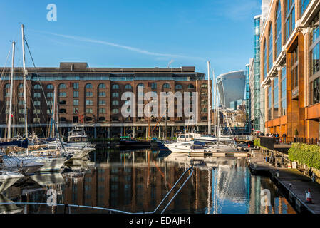 À la cours des bateaux amarrés et International House office développement à St Katharine Docks dans l'Est de Londres à l'Walkie-Talkie de Banque D'Images