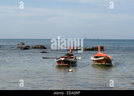 Thai bateaux à longue queue à Kantiang Bay, Koh Lanta, Ko Lanta, Krabi, Thaïlande, Asie du sud-est. Banque D'Images