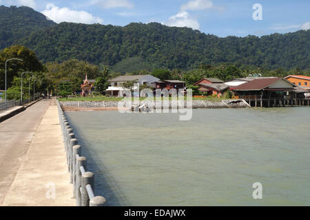 Pier et maisons sur pilotis, Lanta Old Town, Koh Lanta, Krabi, Thaïlande, Asie du sud-est. Banque D'Images