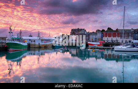 Beau lever de soleil à Padstow Harbour sur la côte de Cornwall Banque D'Images