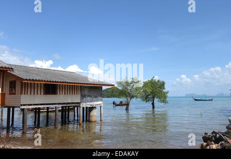 Maison sur pilotis, Sea Gypsy village, les palétuviers, Koh Lanta, Thaïlande, Asie du sud-est. Banque D'Images