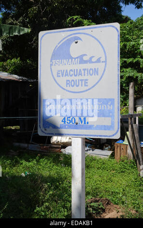 Panneau indiquant l'itinéraire d'évacuation Tsunami, 450m, la langue thaï. Koh Lanta, Ko Lanta, Thaïlande, Asie du sud-est. Banque D'Images