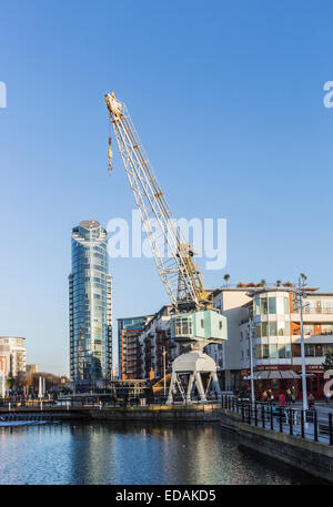 Voir l'exposition d'une grue à l'extérieur de Gunwharf Quays, un populaire centre commercial de vente au détail et une attraction touristique dans la région de Portsmouth, Hampshire, Royaume-Uni Banque D'Images