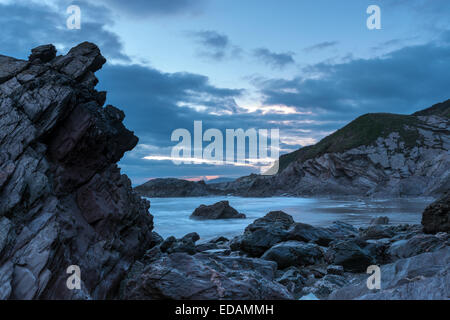 Crépuscule à plage de Whitsand Bay Sharrow sur à Cornwall Banque D'Images