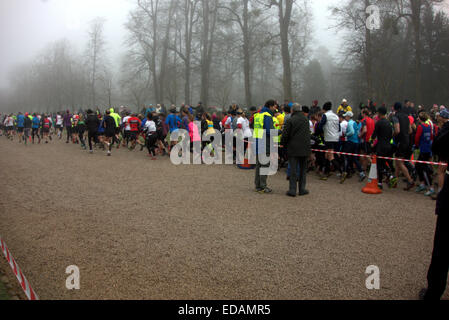 Alamy cliveden sur un matin glacial de janvier & misty le Burnham Joggers tenaient leur 10k, pas aussi froid Banque D'Images