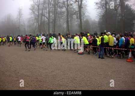 Alamy cliveden sur un matin glacial de janvier & misty le Burnham Joggers tenaient leur 10k, pas aussi froid Banque D'Images