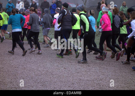 Alamy cliveden sur un matin glacial de janvier & misty le Burnham Joggers tenaient leur 10k, pas aussi froid Banque D'Images