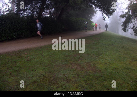 Alamy cliveden sur un matin glacial de janvier & misty le Burnham Joggers tenaient leur 10k, pas aussi froid Banque D'Images