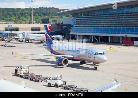 ZURICH - 21 SEPTEMBRE : Aeroflot Russian Airlines B-737 l'imposition après l'atterrissage le 21 septembre 2014 à Zurich, Suisse. Zurich Banque D'Images