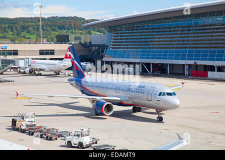 ZURICH - SEPTEMBRE 21:arirline russe Aeroflot l'imposition après l'atterrissage le 21 septembre 2014 à Zurich, Suisse. Zurich Intern Banque D'Images