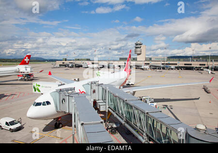 ZURICH - 21 SEPTEMBRE : Air Berlin A-330 La préparation pour le vol le 21 septembre 2014 à Zurich, Suisse. L'aéroport de Zurich est hom Banque D'Images