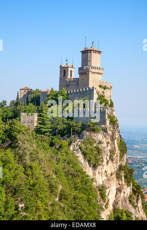 Lever de soleil sur l'anciennes fortifications du San Marino Banque D'Images