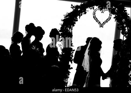 Silhouette de mariés à modifier de mariage avec coeur d'amour Banque D'Images