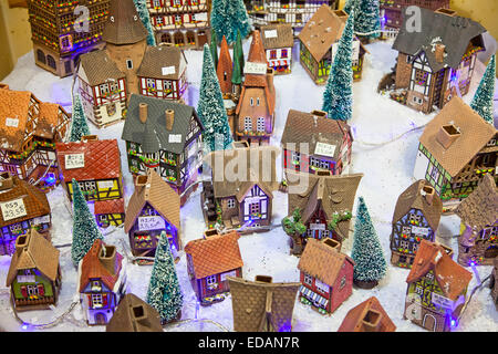 Strasbourg - Décembre 23 : maisons Alsaciennes colorées sur le marché de Noël à Strasbourg le 23 décembre 2013 à Strasbourg, Fr Banque D'Images