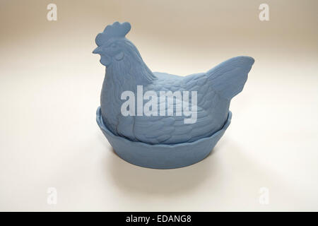 'Wedgwood blue' style egg lave avec couvercle en forme d'une poule Banque D'Images