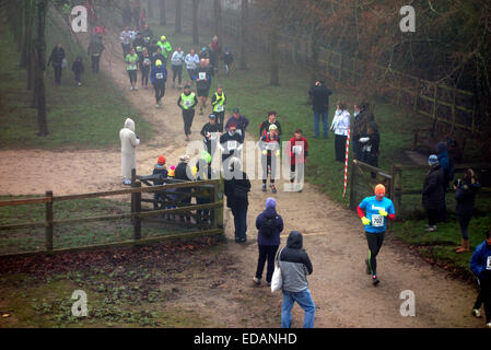 Alamy cliveden sur un matin glacial de janvier & misty le Burnham Joggers tenaient leur 10k, pas aussi froid Banque D'Images