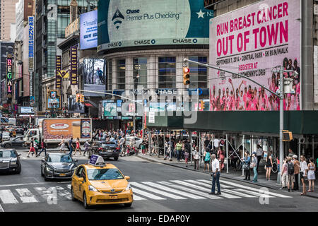 La circulation des piétons et des panneaux publicitaires passer sous le près de Times Square à Manhattan, dans la ville de New York. Banque D'Images