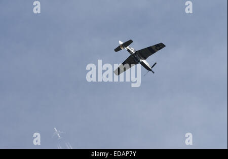 P51 Mustang en haut d'une boucle lors d'un affichage avec un avion à l'arrière-plan Banque D'Images