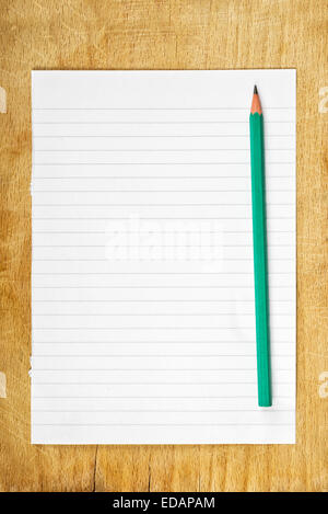 La rédaction de notes concept, un crayon à mine de graphite et morceau de papier vierge que copier l'espace sur la table en bois. Banque D'Images