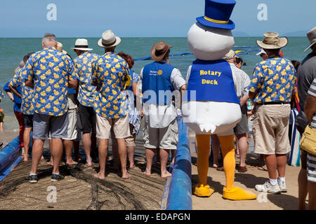 Rotary club est la promotion de la course de canards à Palm Cove Australie Banque D'Images