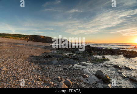 Coucher de soleil sur la plage de Northcott Bouche à Bude, Cornwall Banque D'Images