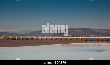 Un train traversant le viaduc de Kent Kent, près de la rivière chevauchants Arnside, Cumbria Banque D'Images