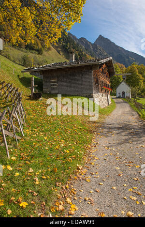 Vieille maison de bois dans les montagnes à l'automne Banque D'Images