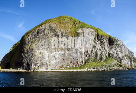Vue Ouest de la célèbre île écossaise Ailsa Craig située à l'extrémité sud de l'estuaire de la Clyde à l'ouest de l'Écosse Banque D'Images