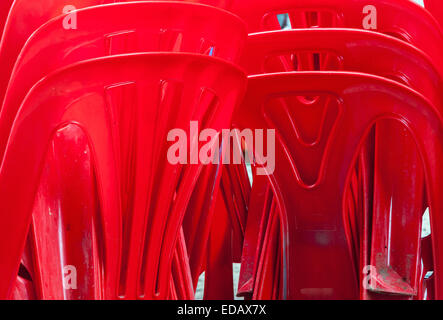 Chaise en plastique rouge pour petit parti dans le jardin. Banque D'Images